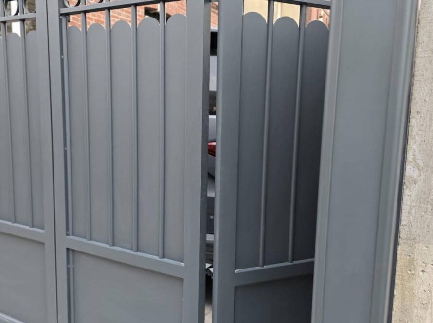 An example of bi-fold gates in Surrey