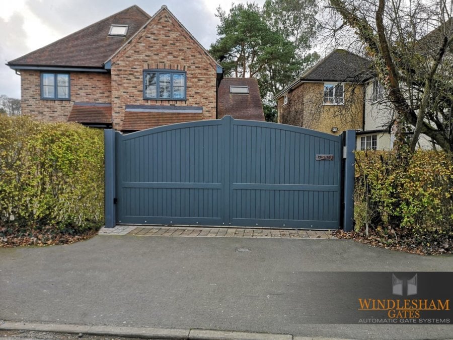 Electric gate with metal posts