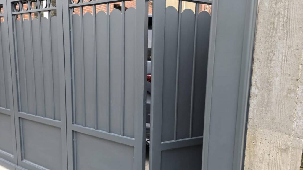 An example of bi-fold gates in Surrey